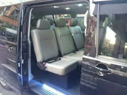 福斯九人座：旅遊包車、機場接送