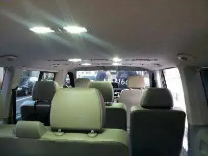 福斯九人座：旅遊包車、機場接送